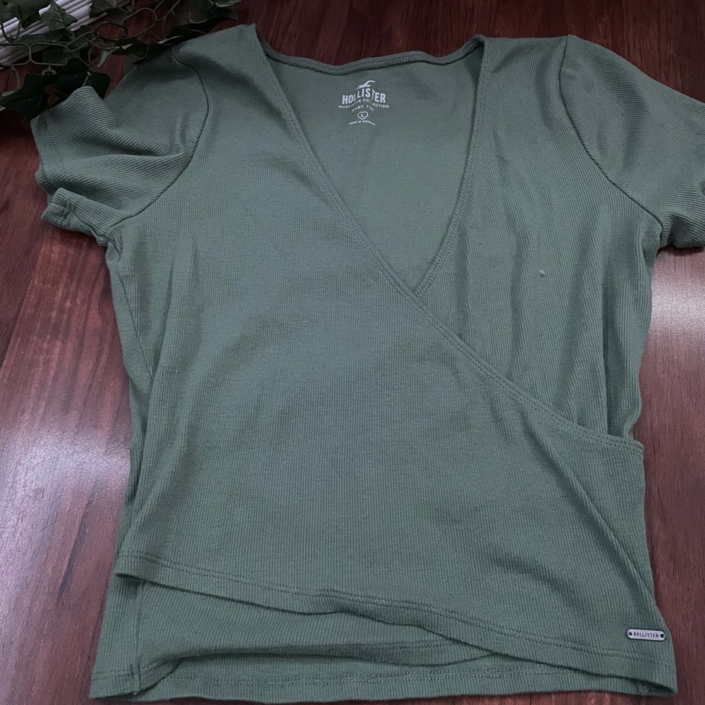 Holiister shirt size large